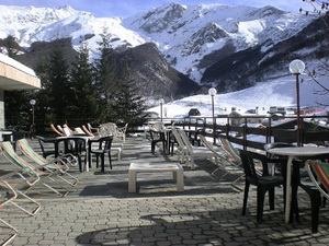 Hotel 3 Amis, located on the ski slopes. Ski from the door and connect to 100km of pistes of the “Big White Reserve”.